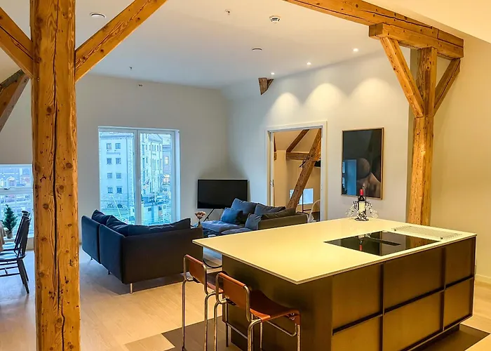 Marina Luxe - Two Bedrooms, High-End, Iconic Location & Private Parking