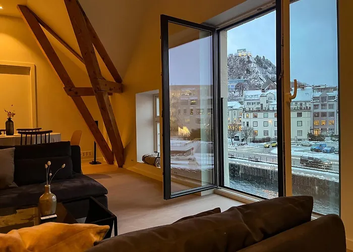 Marina Luxe - Two Bedrooms, High-End, Iconic Location & Private Parking