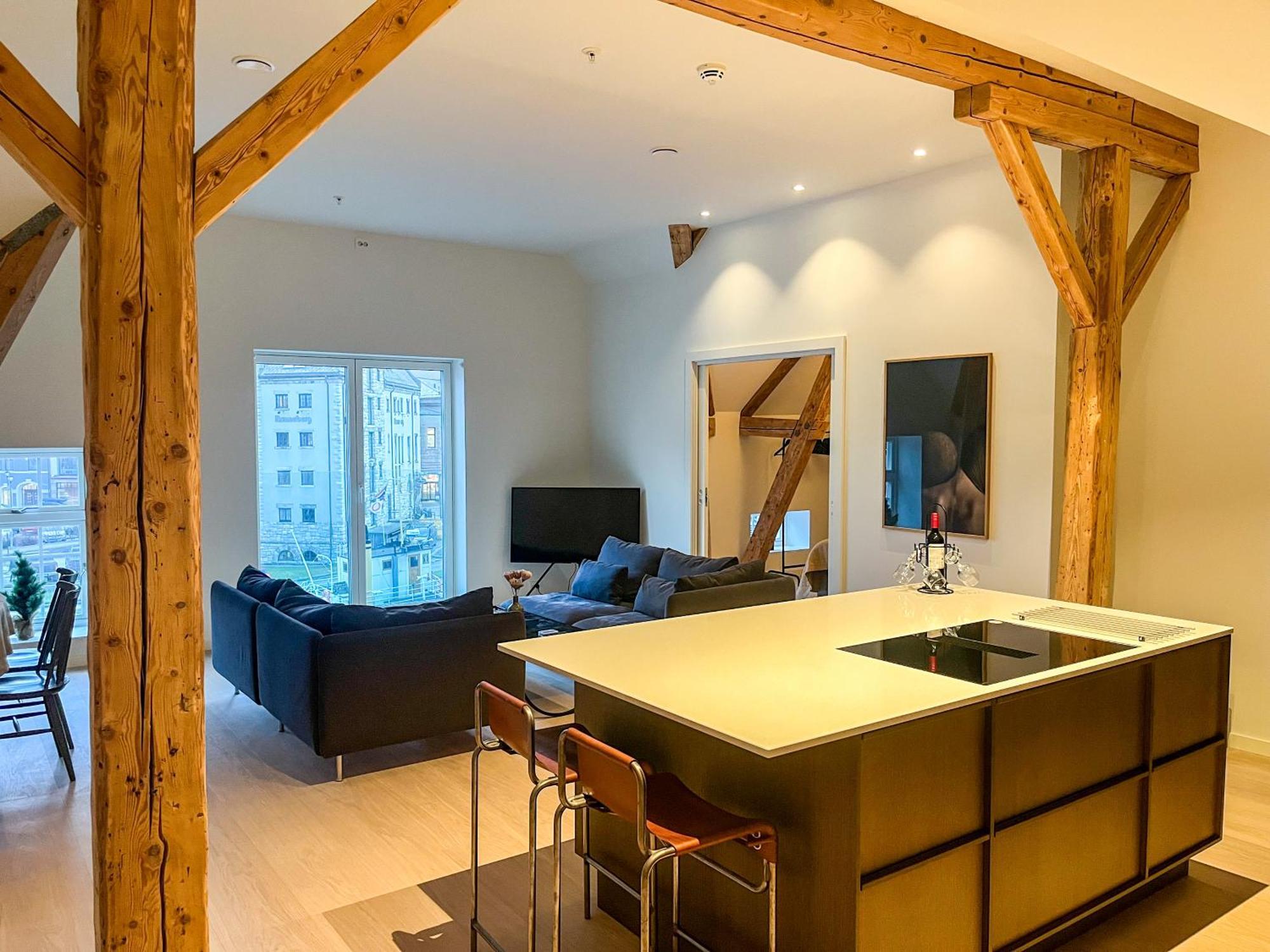Marina Luxe - Two Bedrooms, High-end, Iconic Location & Private Parking Alesund