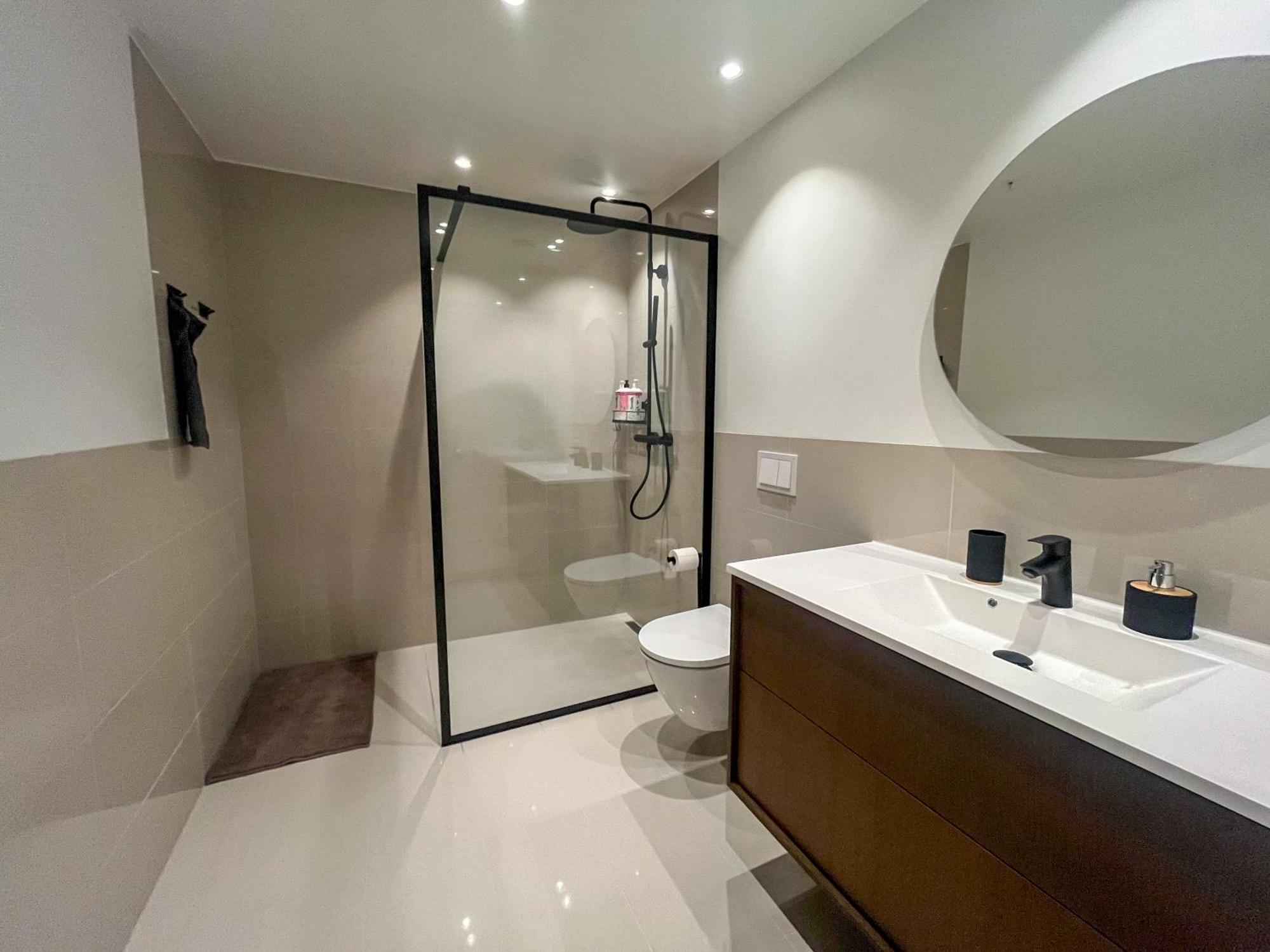 Marina Luxe - Two Bedrooms, High-end, Iconic Location & Private Parking Apartment