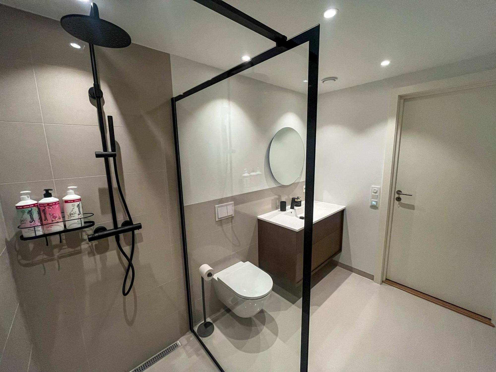 Marina Luxe - Two Bedrooms, High-end, Iconic Location & Private Parking * Alesund