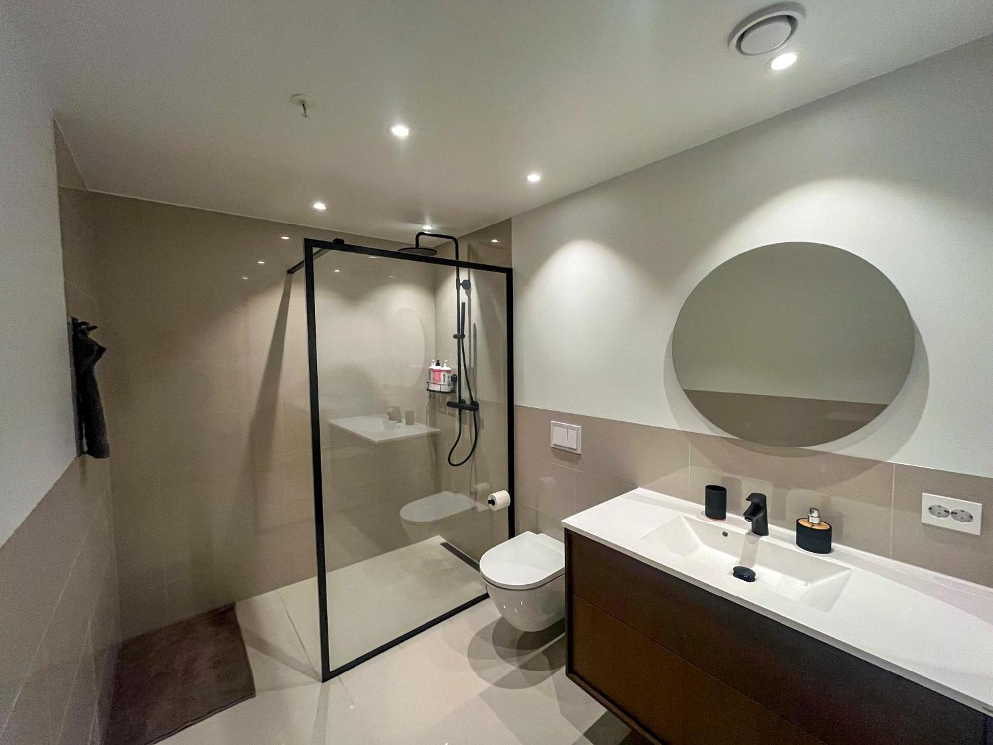Marina Luxe - Two Bedrooms, High-end, Iconic Location & Private Parking Apartment *
