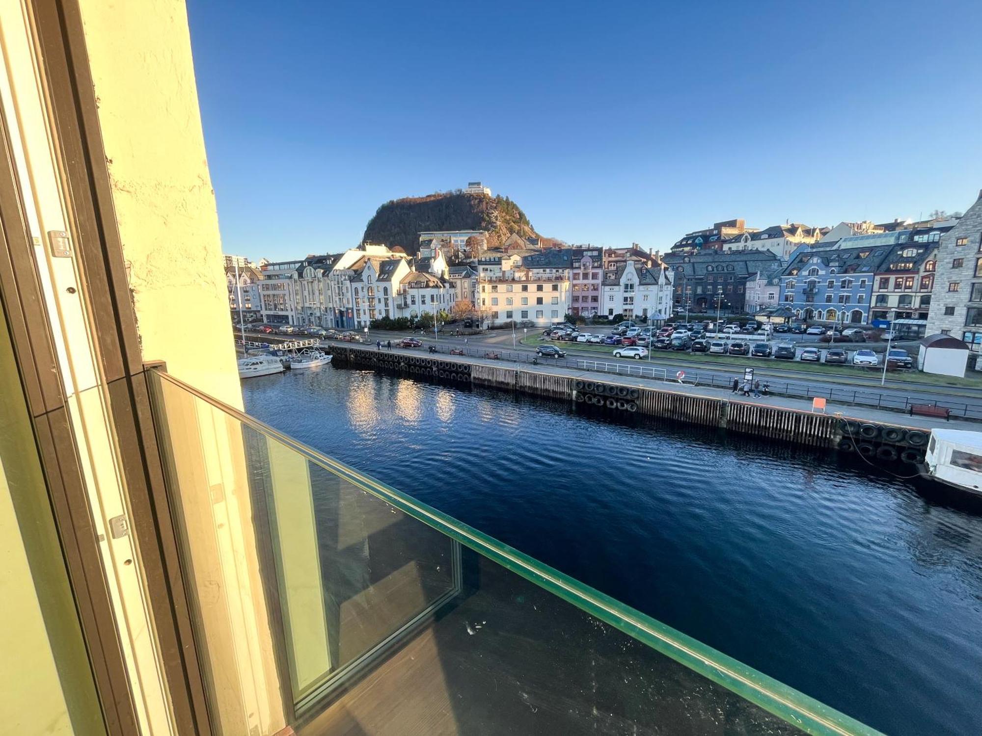 Marina Luxe - Two Bedrooms, High-end, Iconic Location & Private Parking *