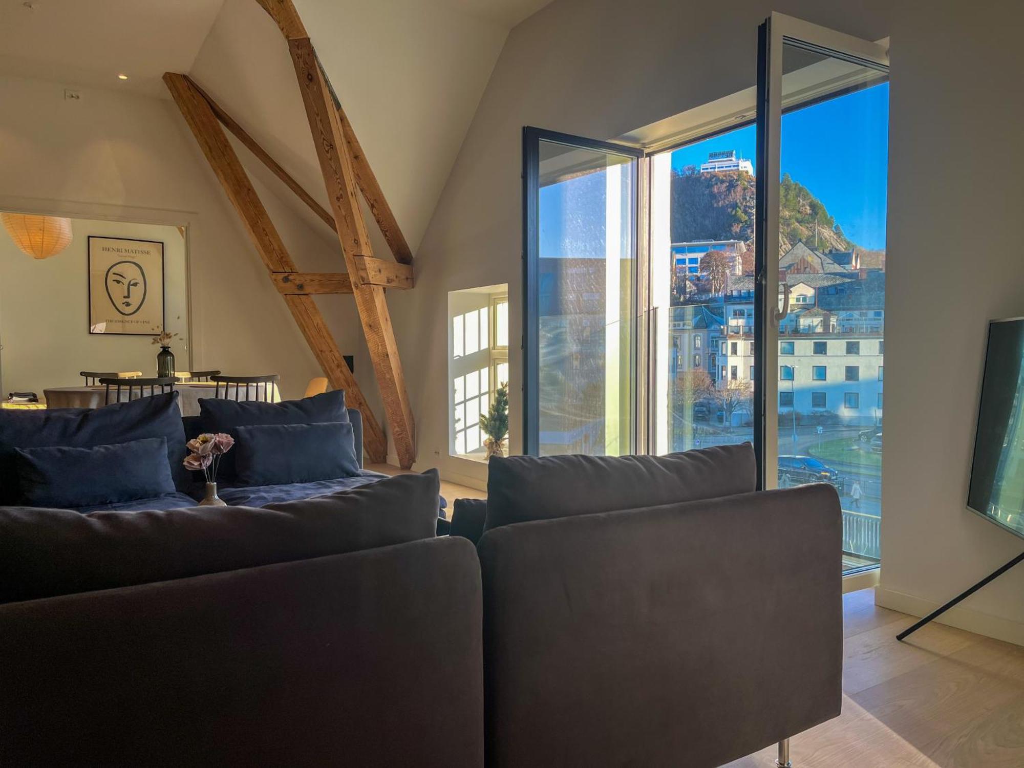 Marina Luxe - Two Bedrooms, High-end, Iconic Location & Private Parking Apartment Alesund